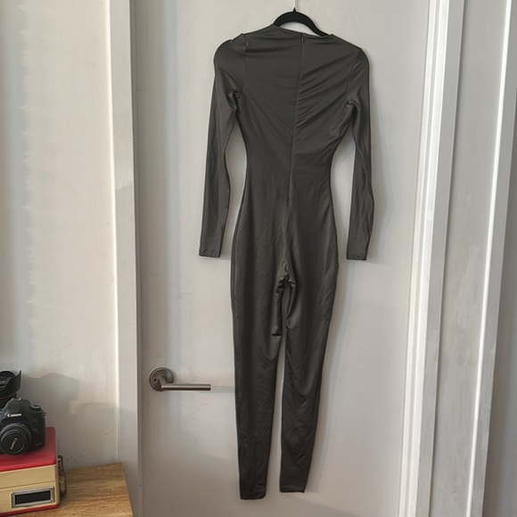 SKIMS ALL-IN-ONE SHINE CREW NECK LONG SLEEVE ONESIE IN GUNMETAL - Picture 7 of 9